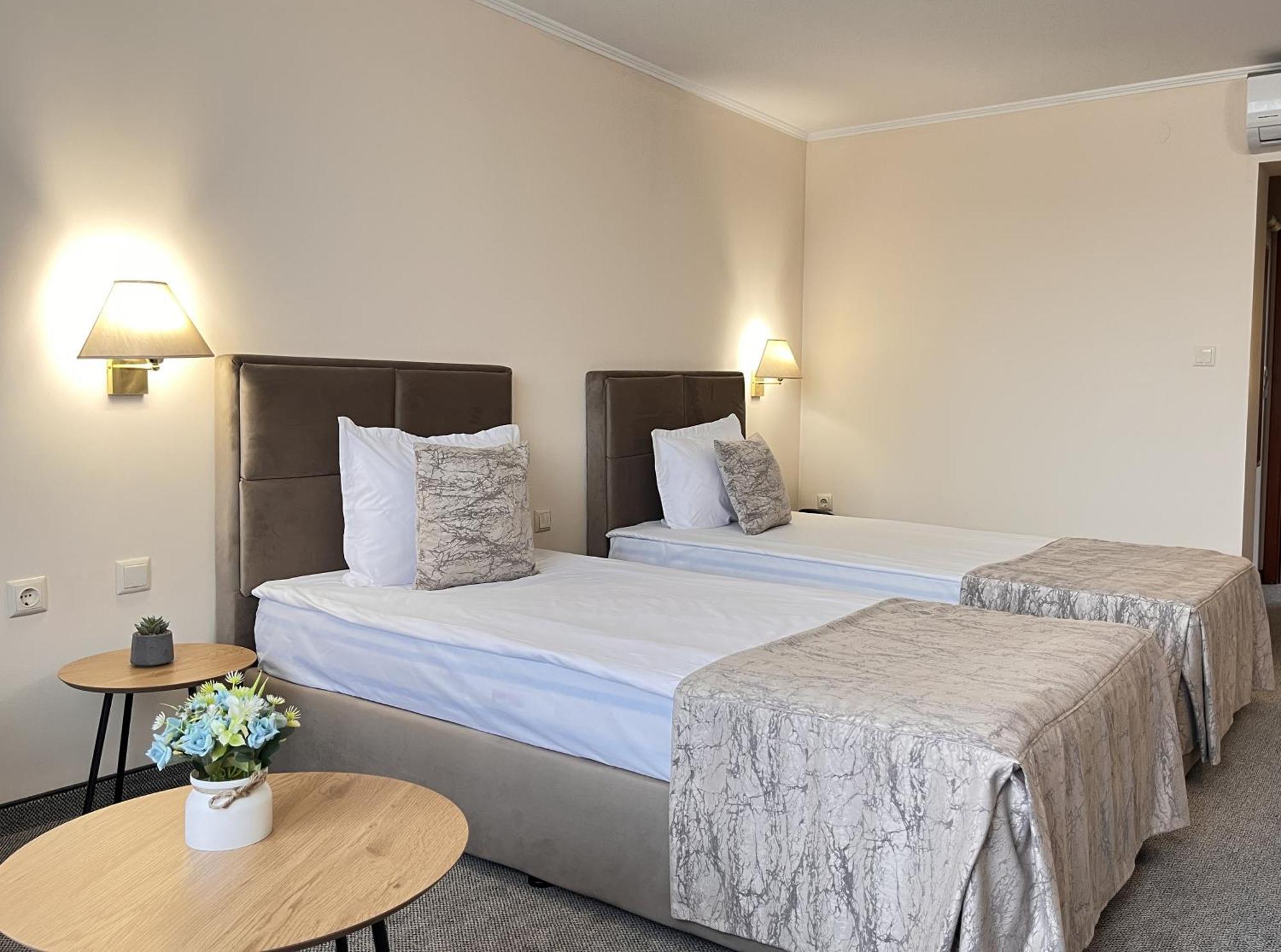 Hotel Orbita Varna Buitenkant foto